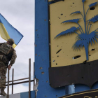 Un soldado coloca la bandera de Ucrania en Kharkiv. YEVGEN HONCHARENKO