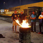 Empleados de Vestas en el campamento de resistencia frente a la factoría, anoche. MARCIANO PÉREZ