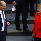 Angela Merkel y Olaf Scholz llegan a un pleno en el Bundestag. MICHELE TANTUSI