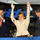 Rajoy, Esperanza Aguirre y Ruiz Gallardón saludan a los seguidores desde el balcón de la sede del PP