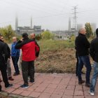 Un grupo de mineros, en la entrada de la térmica de Compostilla, el jueves. L. DE LA MATA