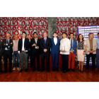 Imagen de familia de todos los premiados, autoridades y patrocinadores en la gala que tuvo ayer como escenario los salones del Hotel Conde Luna. MARCIANO PÉREZ