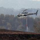Un helicóptero trabaja en las labores de extinción del incendio forestal de Artés.