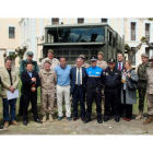 Los mandos del Ralca, junto a las autoridades de la ciudad y la presidenta de la AECC, posan delante del Lanzacohetes Teruel.