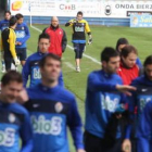 Los jugadores, ya a las órdenes de Claudio, salieron a ejercitarse tras casi una hora de charla.