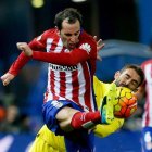 Diego Godín lucha por el balón con el defensa Adrián Marín. JuanJo Martín
