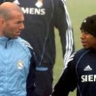 Zidane y Robinho conversan durante un entrenamiento del Madrid