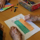 Personas realizando ejercicios en un centro de día para mayores. SECUNDINO PÉREZ