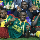 Los jugadores de Camerún con la copa de campeones.