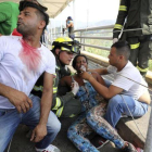 Una mujer afectada por los gases lacrimógenos es atendida por sus compañeros en el puente inetrnacional Simón Bolívar, en Cúcuta (Colombia), el 23 de febrero del 2019.