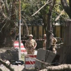 Varios soldados aseguran la zona tras el ataque talibán.