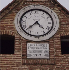 El reloj de Villamartín de Don Sancho guarda una dedicatoria al marido de la superviviente.