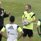 Vicente del Bosque, rodeado de jugadores de la selección, durante uno de los últimos entrenamientos de España en la Ciudad del Fútbol de Las Rozas.