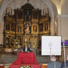 José Dionisio Colinas pregona la Semana Santa, en la iglesia de Santa María. A. VALENCIA