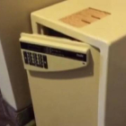 Imagen de la caja fuerte de 50 centímetros de altura y de 35 centímetros de fondo donde el pequeño quedó encerrado.