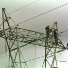 Operarios conectan los cables de unas torres eléctricas en la provincia