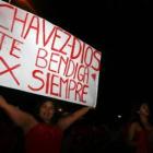 Los seguidores de Hugo Chávez ocuparon las calles para festejar la victoria en el referendo constitu