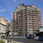 El popular inmueble de la plaza de Guzmán, ayer, cubierto de andamios.