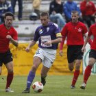 Ricardo se lleva el balón entre tres jugadores segovianos.