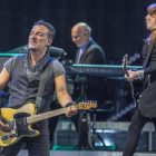 Springsteen, con Patti Scialfa a su espalda, durante el concierto del pasado 14 de mayo en Barcelona.