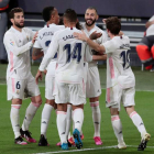 Los jugadores del Real Madrid celebran el tercer gol marcado ante el Cádiz. ROMÁN RÍOS