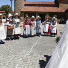 El Grupo Barandal aportó el toque tradicional a la llegada y salida de los novios. FERNANDO OTERO