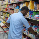 Un empleado repone suministros en un supermercado de Doha, capital de Qatar.