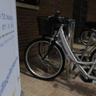 Uno de los puntos de préstamo de bicicletas está situado junto al Ayuntamiento.