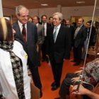 Guisasola, el viernes visitando el gimnasio, donde el PSOE pide que se amplíe el horario.