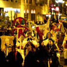 La representación de Velilla, la más numerosa, encabezó la marcha de los antruejos por las calles de León con sus guirrios y toros, sus personajes de saco y de osamentas