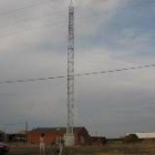 Dos vecinas de la localidad observan la torre construida sobre la que se ha colocado la antena