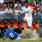 Di María, autor de dos de los cinco goles del Madrid, intenta evitar la entrada de Cervero.