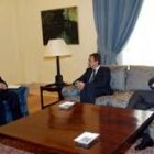 La reunión celebrada ayer en La Moncloa entre Rato, Zapatero y Solbes duró una hora