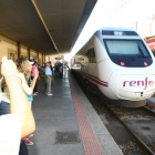 El Alvia en su primera llegada a la estación de Ponferrada hace ya más de tres años.