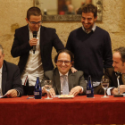 Adolfo Alonso Ares, Luis Aznar, con sus dos hijos de pie, y Héctor Escobar.