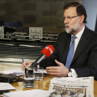 El presidente del Gobierno, Mariano Rajoy, durante la entrevista con Radio Nacional desde el Palacio de La Moncloa, ayer.