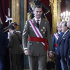 El Rey pasa junto al presidente en funciones, Mariano Rajoy, y otros miembros del Gobierno, este miércoles durante la Pascua Militar.