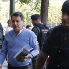 El expresidente de Madrid, el popular Ignacio González, antes del registro de su despacho, el pasado 19 de abril.