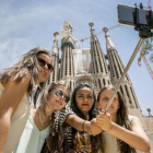 Un grupo de turistas se fotografía en la Sagrada Família.