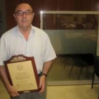 Antonio Esteban González sostiene uno de sus últimos premios