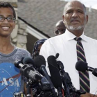 Ahmed Mohamed y su padre, Elhassan Mohamed, en la rueda de prensa que ofrecieron el miércoles delante de su casa.