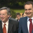 Zapatero junto a Junker ayer en Luxemburgo