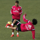 Lucas Silva, que lleva dos semanas en Madrid, junto a Marcelo, en un entrenamiento