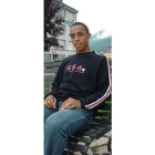 Valmiro Lopes sentado en un parque de Villablino.