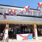 Acto de celebración en Peranzanes este verano para rememorar el primer izado de la bandera del Bierzo en la consistorial. L. DE LA MATA