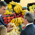 Sánchez, Moreno y Espadas degustan plátanos de Canarias en el I Foro Urbano de España y III Foro de Gobiernos locales de Sevilla. RAÚL CARO