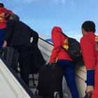 La selección española de regresando al avión.