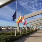 Banderas a media asta en el Aeropuerto de León.