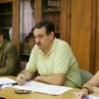 Juan Arias, en el centro, durante una  reunión de la asamblea del Ademar