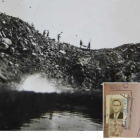 Cráter que dejó la voladura en la base de Ferrol y al fondo los soldados. Carné falso del espía Lorenzo San Miguel. DL
